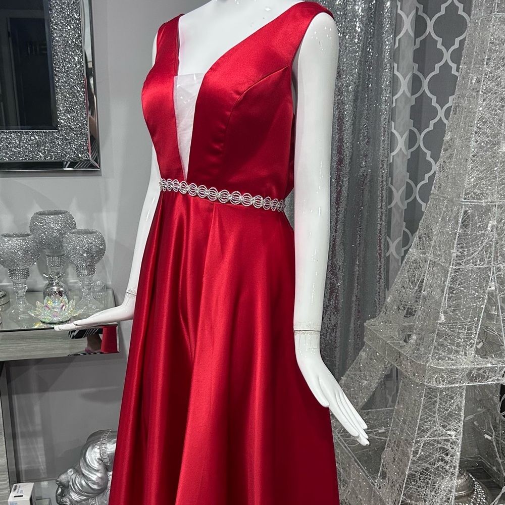 NWT 🩸Elegant Red Evening Gown. - Picture 6 of 17